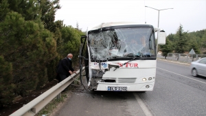 Uşak'ta OSB'ye işçi taşıyan 5 servis aracının karıştığı zincirleme trafik kazasında 9 kişi yaralandı