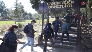 "Yarın Çok Genç Olacak Projesi" kapsamında Çanakkale'ye gelen 160 öğrenci şehitlikleri ziyaret etti