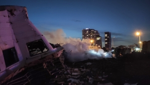 Zeytinburnu'nda hurdaya ayrılmak üzere söküm çalışmaları yapılan gemide çıkan yangın söndürüldü