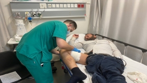 AA'nın Orta Doğu Editörü Turgut Alp Boyraz, TRT Haber'e canlı yayın sırasında bacağından iki plastik mermiyle yaralandı