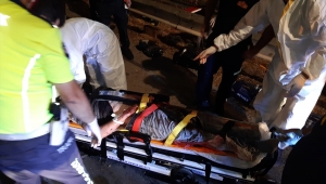 Adana'da direğe çarpan otomobilin sürücüsü yaralandı