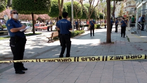 Adana'da kaldırımda yürürken silahla bacaklarından vurulan kişi yaralandı 