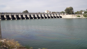 Adana'da motosikletle çarpışan taksi Seyhan Nehri'ne düştü: 2 yaralı