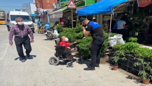 Adana'da polis, Engelliler Haftası dolayısıyla engellileri evlerinde ziyaret etti