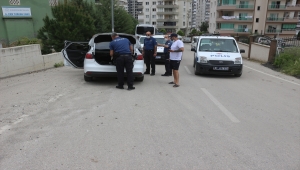 Adana'da polisin "dur" ihtarına uymayarak kaçmaya çalışan 5 şüpheli cami avlusunda yakalandı