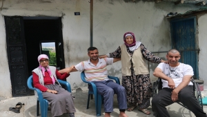 Adıyamanlı fedakar anne bedensel engelli üç çocuğuna bebek gibi bakıyor