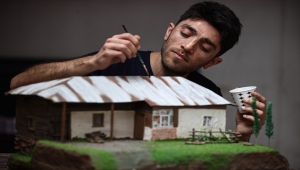 Anılarda kalan Anadolu evlerini, maketleriyle modern konutların salonlarına taşıyor