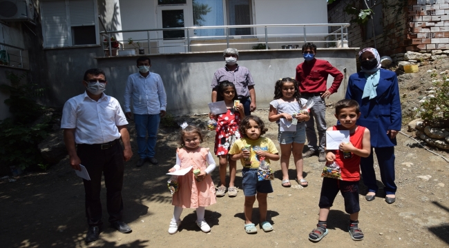 Antalya'da bayramın ilk günü evlerinde ziyaret edilen çocuklara şeker ikram edildi