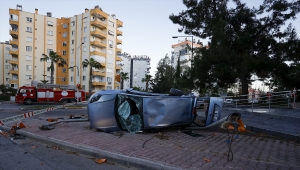 Antalya'da iki otomobil çarpıştı: 4 yaralı