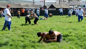 Antalya'da Kovid-19 tedbirleri kapsamında seyircisiz düzenlenen 22. Kumluca Yağlı Güreşleri başladı