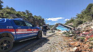 Antalya'da sebze yüklü tır devrildi