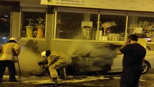 Ataşehir'de seyir halindeyken alev alan otomobil kullanılamaz hale geldi