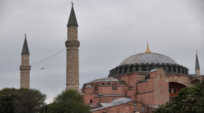 Ayasofya-i Kebir Camisi'ne Kelime-i Tevhid yazılı mahya asıldı