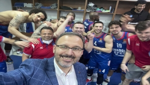 Bakan Kasapoğlu, Anadolu Efes'i tebrik etti: