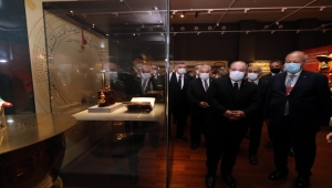 Bakan Varank "100 Objede İslam Bilim Tarihi Sergisi"ni gezdi: