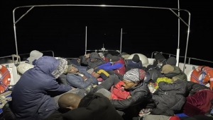 Balıkesir açıklarında Türk kara sularına itilen 30 düzensiz göçmen kurtarıldı