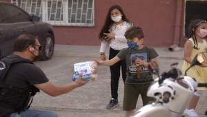 Başkentte çocuklara bayram hediyelerini gönüllü motosikletliler ulaştırdı