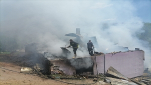 Bayburt'ta çıkan yangında 5 ev, 3 ahır ve 2 samanlık kullanılamaz hale geldi