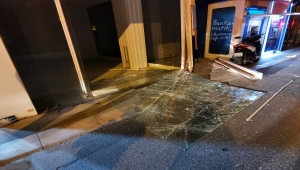 Beşiktaş'ta bir vitrine çarpan motosikletin sürücüsü yaralandı