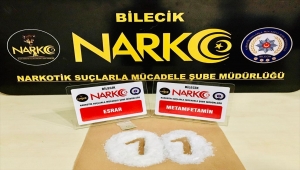 Bilecik'te, "dur" ihtarına uymayıp uyuşturucuyu yol kenarına atarak kaçmaya çalışan sürücü yakalandı