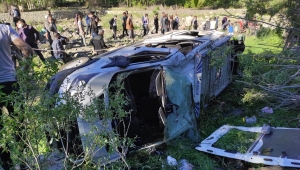 Bingöl'de köy minibüsü şarampole devrildi: 15 yaralı
