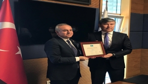 Bolathan bebeğin hayatını kurtaran AK Parti'li Recep Şeker'e, Kazakistan'dan onur diploması