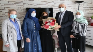 Bolu'da 3 çocuğa "sıcak yuva" olan koruyucu anneye Anneler Günü kutlaması