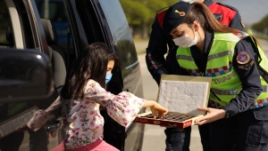 Bolu'da jandarma ve polis sürücülere bayram çikolatası ikram etti