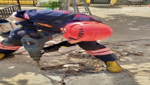 Boruya sıkışan yavru kediyi itfaiye ekipleri kurtardı