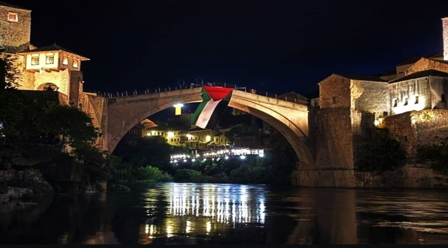 Bosna Hersek'teki tarihi Mostar Köprüsü'ne Filistin bayrağı asıldı