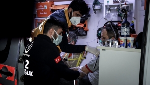 Bursa'da bariyerlere çarparak takla atan otomobilin sürücüsü yaralandı