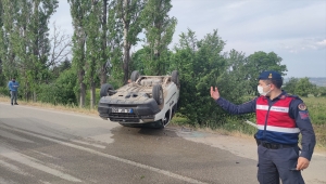 Bursa'da otomobil ile çarpışan hafif ticari araçtaki 3'ü çocuk 4 kişi yaralandı