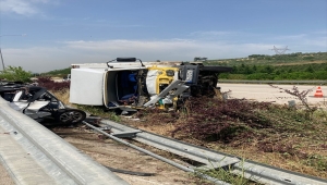 Bursa'da otoyol emniyet şeridinde geri manevra yaparken kamyonun çarptığı otomobilin sürücüsü öldü