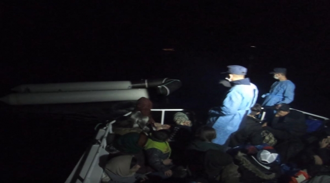 Çanakkale açıklarında Türk kara sularına itilen 40 sığınmacı kurtarıldı
