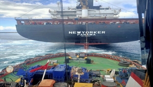 Çanakkale Boğazı'nda makine arızası nedeniyle sürüklenen konteyner gemisi güvenli bölgeye çekildi