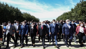 CHP Genel Başkanı Kılıçdaroğlu, gençlerle Anıtkabir'i ziyaret etti