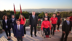 Cumhurbaşkanı Erdoğan, tüm yurtta saat 19.19'da okunan İstiklal Marşı'na eşlik etti