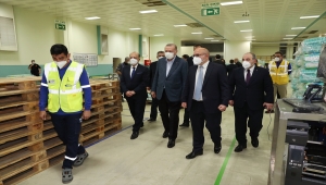 Cumhurbaşkanı Erdoğan, ziyaret ettiği fabrikada işçilerin 1 Mayıs Emek ve Dayanışma Günü'nü kutladı