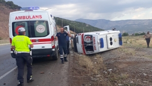 Denizli'de hasta taşıyan ambulans devrildi: 4 yaralı