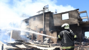 Denizli'de yufka pişirilen ocaktan sıçrayan alevlerin neden olduğu yangında bir ev kullanılamaz hale geldi 