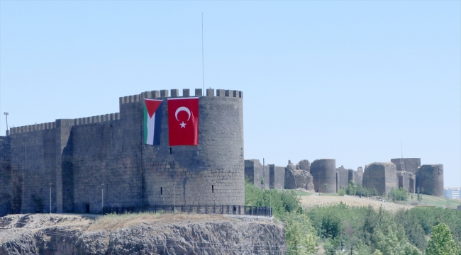 Diyarbakır Büyükşehir Belediyesince, tarihi surlara Türk ve Filistin bayrakları asıldı 