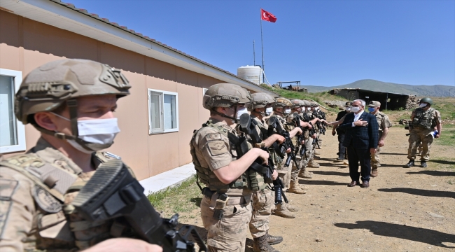 Diyarbakır Valisi Karaloğlu üs bölgeleri ve karakolda görevli Mehmetçik ile bayramlaştı