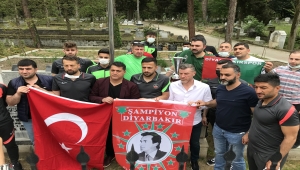 Diyarbekirsporlu futbolcular, şampiyonluk kupasıyla şehit emniyet müdürü Gaffar Okkan'ın kabrini ziyaret etti