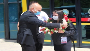 Dünya Şampiyonası'nda 3 altın madalya kazanan milli halterci Cansu Bektaş, çiçeklerle karşılandı