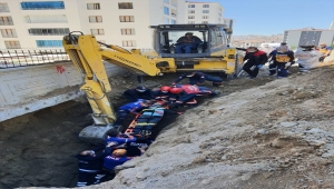 Elazığ'da kanalizasyon çalışması sırasında toprak altında kalan 2 işçi kurtarıldı