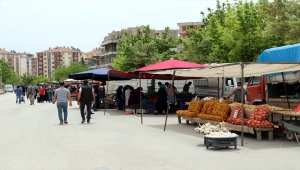 Elazığ'da pazar yerleri Kovid-19 tedbirlerine uyularak açıldı