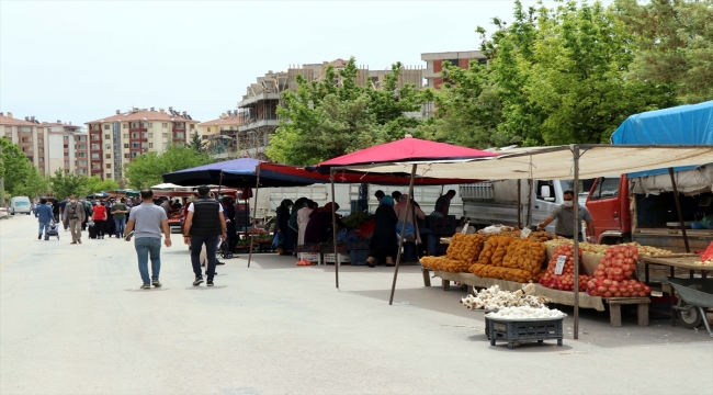 Elazığ'da pazar yerleri Kovid-19 tedbirlerine uyularak açıldı
