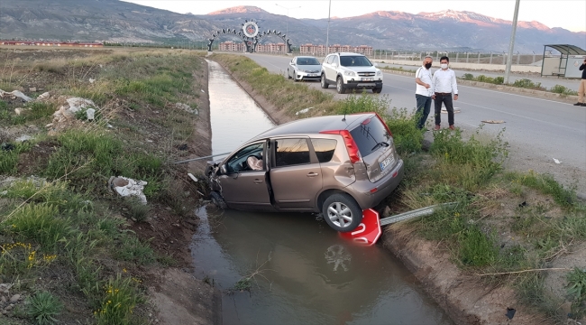 Erzincan'da kamyonetle çarpışan otomobilde sıkışan 2 kişiyi AFAD ekipleri kurtardı