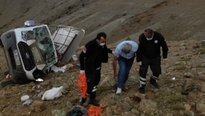 Erzincan'da şarampole devrilen kamyonetteki 4 kişi yaralandı