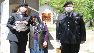 Erzurum'da jandarmadan şehit annesine Anneler Günü sürprizi